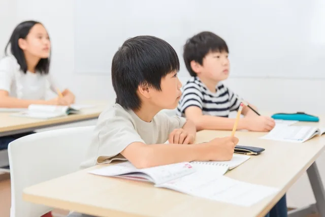 授業を受ける小学生