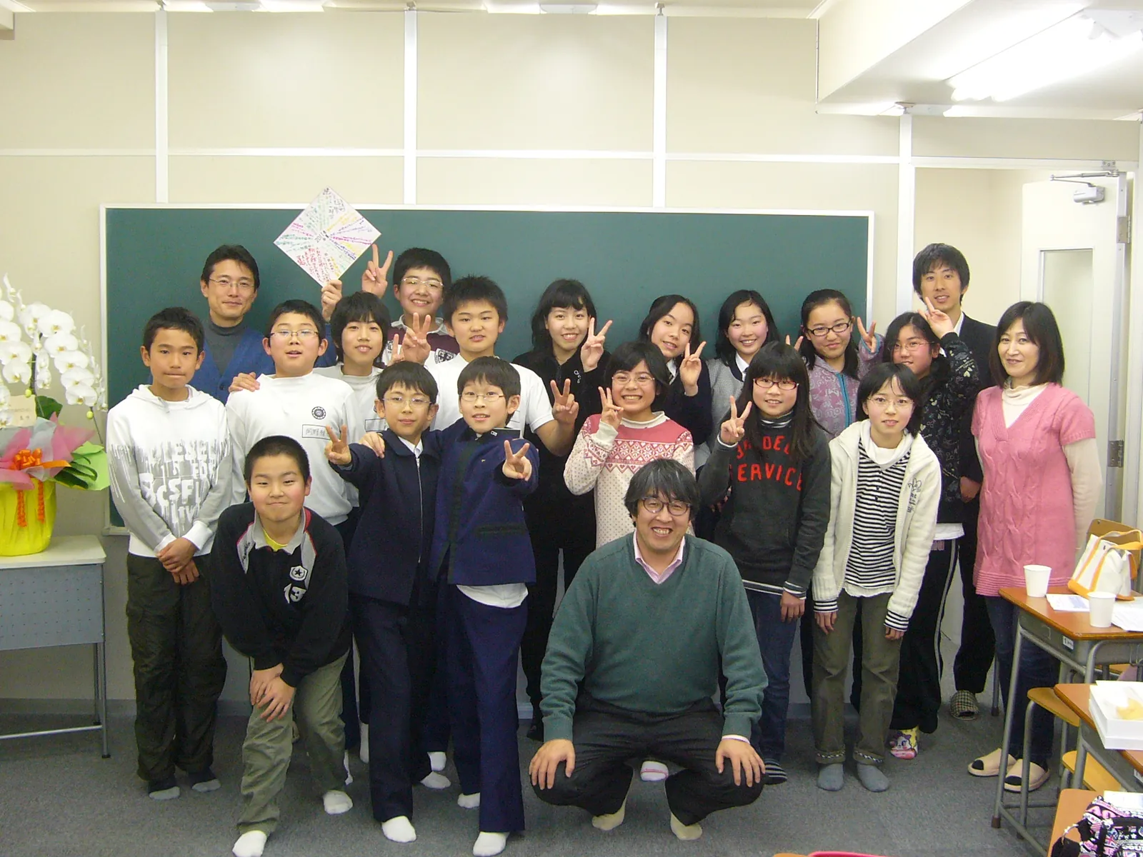 翔学館の生徒と講師の集合写真