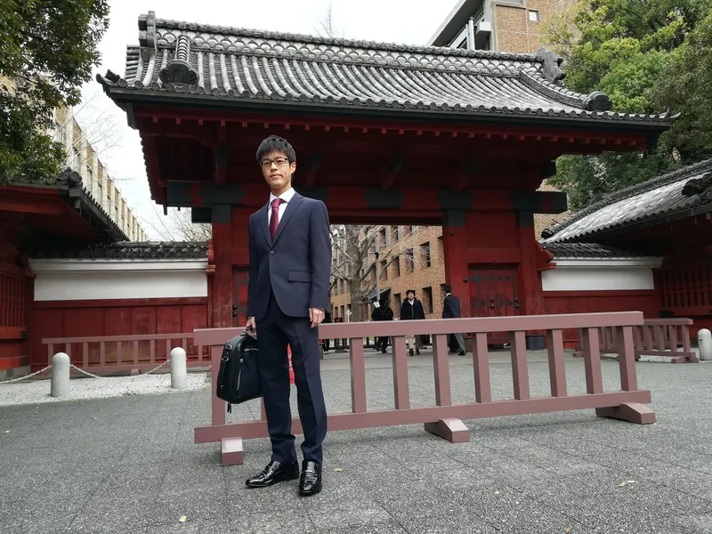 東京大学赤門前の卒業生